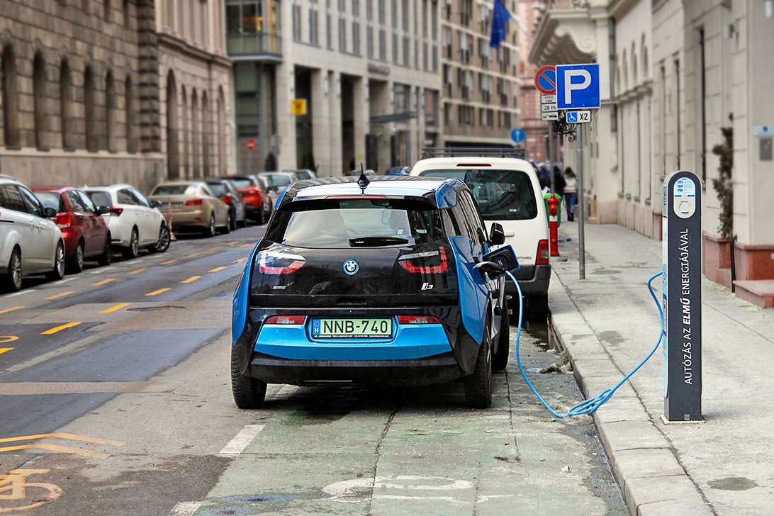 En moderne og elegant ladeboks til elbiler monteret på væggen i en garage.
