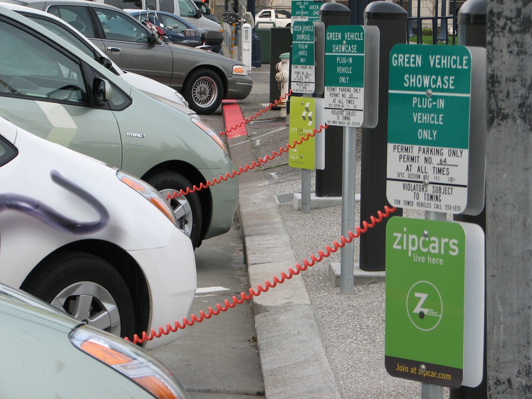 En illustration der viser, hvordan en elbil kan levere strøm tilbage til huset og elnettet via Vehicle-to-Grid teknologi.